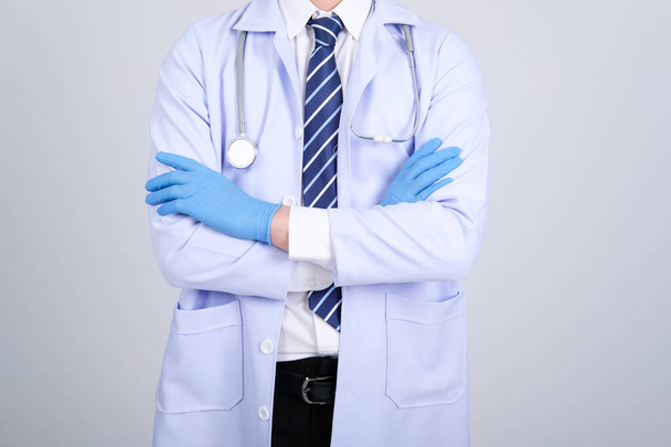 Beyaz arka planda maske steteskobu olan doktor hekim doktor. Tıbbi profesyonel tıp sağlık hizmeti kavramı - Fotoğraf, Görsel