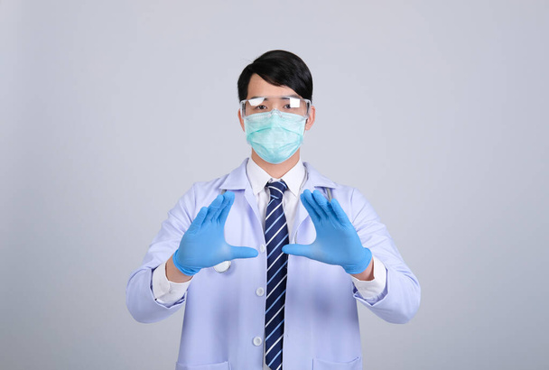 Врач-терапевт со стетоскопом маски на белом фоне. медицинская профессиональная медицина
 - Фото, изображение