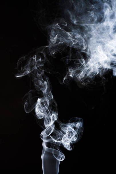 Abstrakter Rauch auf schwarzem Hintergrund für Designs. - Foto, Bild