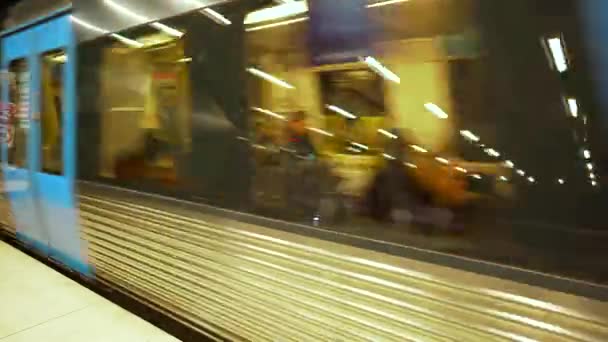 Tren subterráneo en movimiento. El tren subterráneo sale de la moderna estación de metro. Vagones con gente siguiendo su ruta
 - Imágenes, Vídeo