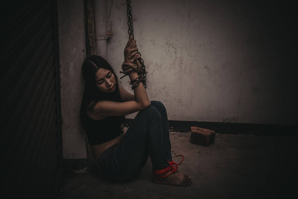 Asian hostage woman Bound with rope at night scene - Foto, imagen