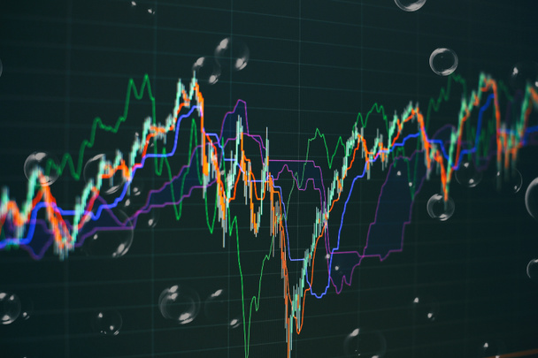技術的な価格グラフと指標、青のテーマ画面上の赤と緑の燭台チャート、市場のボラティリティ、上下の傾向。株式取引、暗号通貨の背景. - 写真・画像