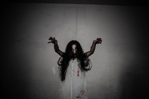 Ritratto di donna asiatica compongono il volto del fantasma, scena dell'orrore, sfondo spaventoso, poster di Halloween
  - Foto, immagini
