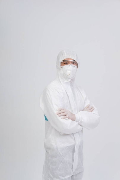 mies lääkäri yllään biologinen suojaava puku vaatteet, naamio, käsineet estämään viruksen bakteerien tartunnan
 - Valokuva, kuva