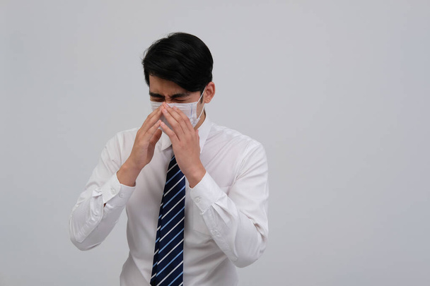 beteg üzletember émelygés, tüsszögés köhögés védőmaszkot visel a hideg influenza vírus baktérium fertőzés ellen - Fotó, kép