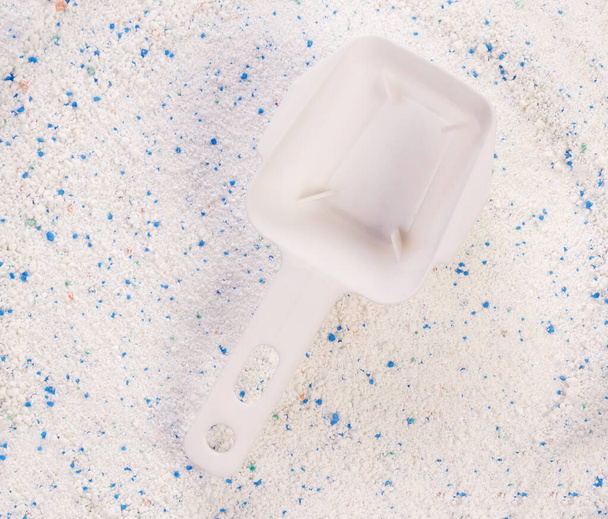 Washing powder and measuring cup. Texture. View from above. - Φωτογραφία, εικόνα