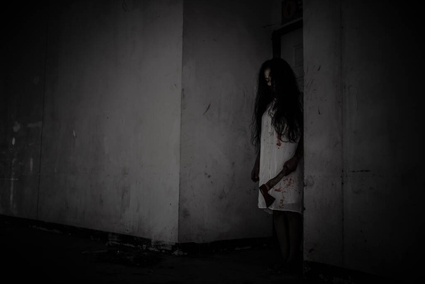 Портрет азиатки макияж призрак лицо, сцена ужаса, страшный фон, Хэллоуин плакат
  - Фото, изображение