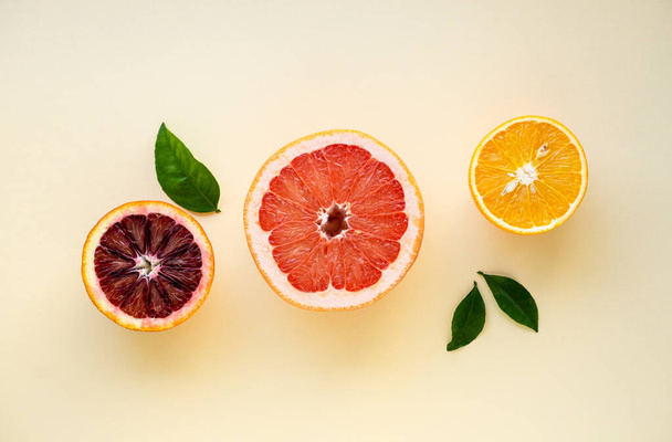 Halves of various citrus fruits on a light background - Foto, afbeelding