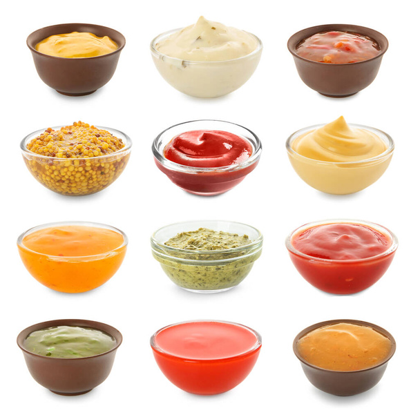 Diferentes salsas sabrosas en cuencos sobre fondo blanco
 - Foto, imagen
