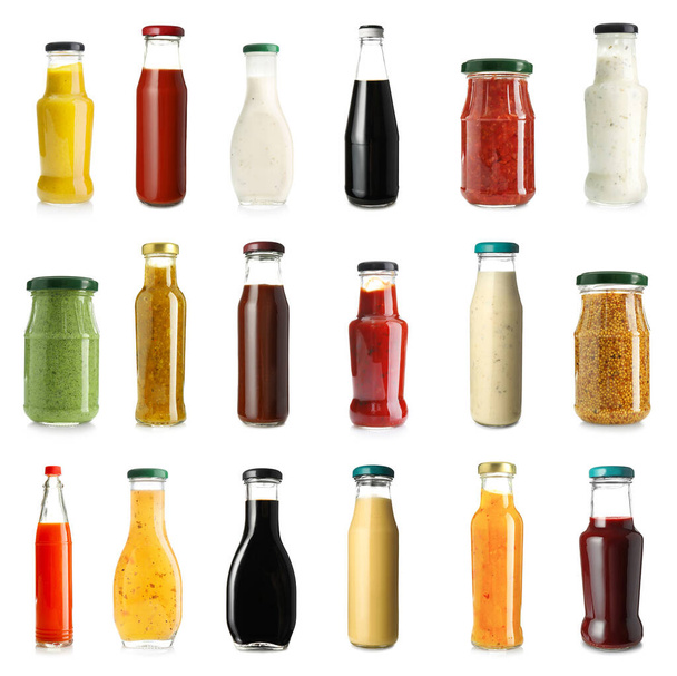 Różne smaczne sosy w butelkach i słoikach na białym tle - Zdjęcie, obraz