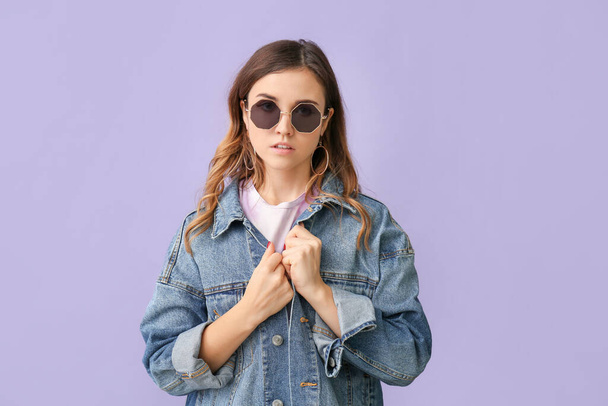 Young woman with stylish sunglasses on color background - Foto, Imagen