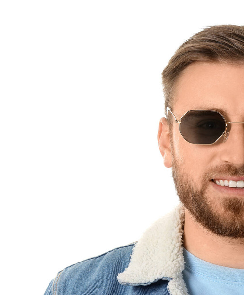 Młody człowiek w stylowych okularach przeciwsłonecznych na białym tle - Zdjęcie, obraz