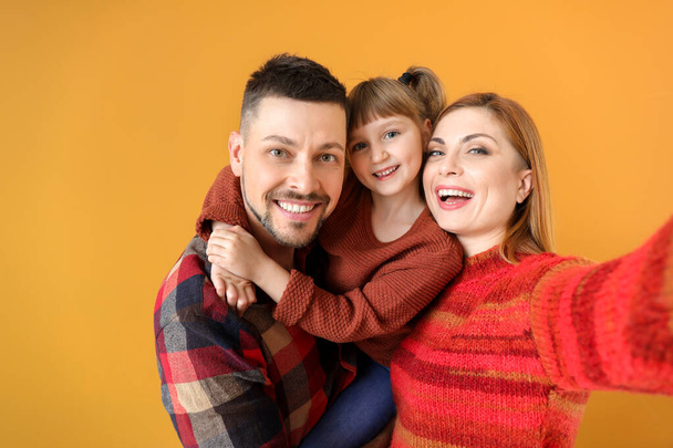 Aile renk arkaplanında selfie çekiyor - Fotoğraf, Görsel