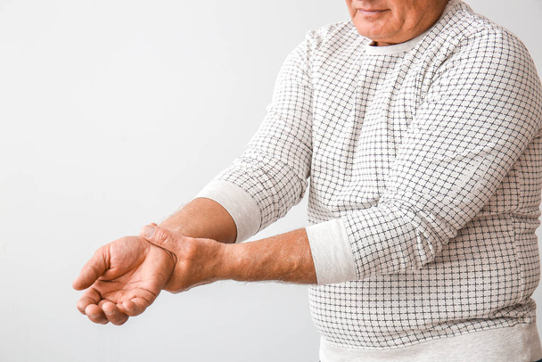 Homme âgé souffrant du syndrome de Parkinson sur fond gris
 - Photo, image