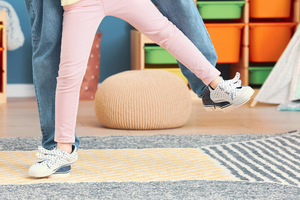 Nohy otce a jeho dcery tančí doma - Fotografie, Obrázek