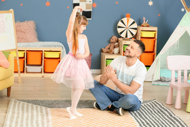 słodkie mały balerina taniec dla jej ojciec w domu - Zdjęcie, obraz
