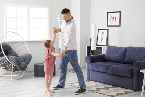 Padre y su hijita bailando en casa
 - Foto, imagen