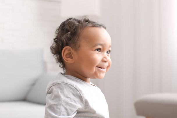 かわいいですアフリカ系アメリカ人の赤ちゃん-ホーム - 写真・画像