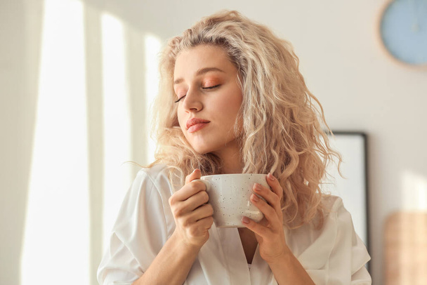 Mattina di bella giovane donna bere caffè in camera da letto
 - Foto, immagini