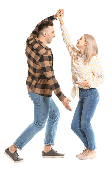 Feliz pareja joven bailando sobre fondo blanco
 - Foto, Imagen