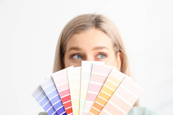 Молодая женщина с цветными образцами на белом фоне
 - Фото, изображение