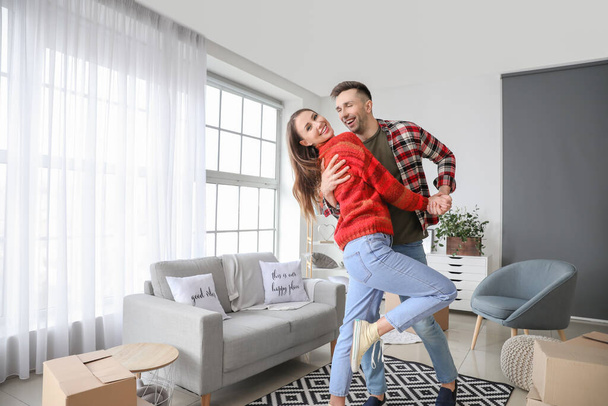 Couple heureux dansant à la maison - Photo, image