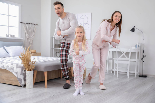 Щаслива сім'я танцює в спальні
 - Фото, зображення