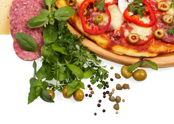 Pizza, kruiden en specerijen geïsoleerd op witte achtergrond. - Foto, afbeelding
