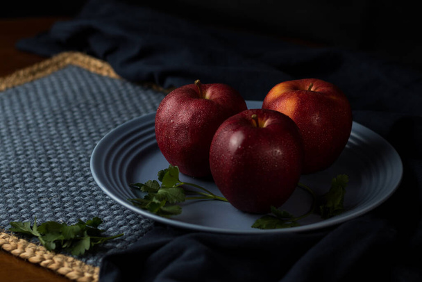 Manzanas en fondo azul y negro - Фото, зображення