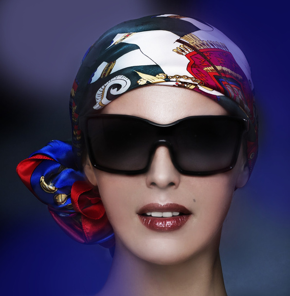 Young woman in fashion sunglasses. - Foto, afbeelding