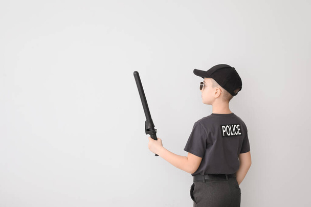 Милий маленький поліцейський на світлому тлі
 - Фото, зображення
