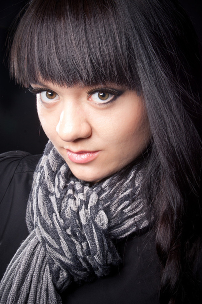 Портрет сексуальной брюнетки в сером шарфе
 - Фото, изображение