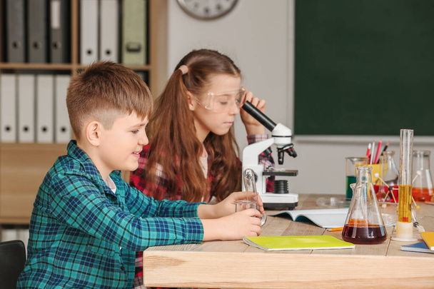 Crianças pequenas bonitos na aula de química em sala de aula
 - Foto, Imagem