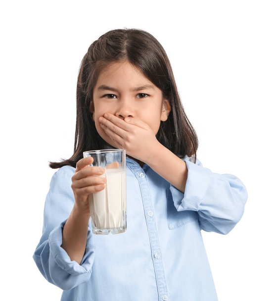 Милая азиатка с аллергией на молочные продукты на белом фоне
 - Фото, изображение