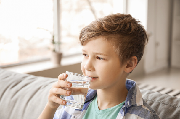 Söpö pieni poika juo vettä kotona
 - Valokuva, kuva