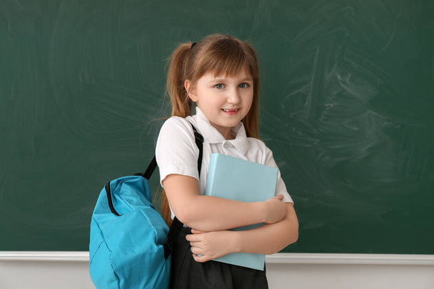 Cute little uczennica w pobliżu tablicy w klasie - Zdjęcie, obraz