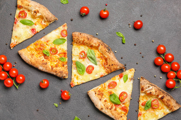 Deliziosa pizza tagliata Margherita su sfondo grigio
 - Foto, immagini