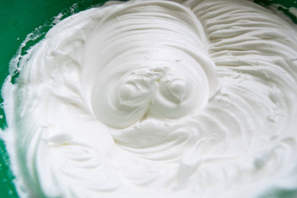 crema batida para pastel, vista de cerca - Foto, imagen