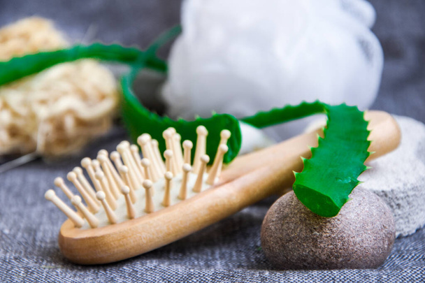 Wellness- und Badekosmetik mit Aloe Vera. Natürliche Materialien im Bad. Holzhaarbürste. Bambuskamm auf dem Schminktisch. Umweltfreundliche Haarpflegeprodukte. Natürliche Schönheit - Foto, Bild
