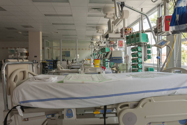 Unité de soins intensifs à l'hôpital, lits avec moniteurs et ventilateurs, un endroit où ils sont traités patients atteints de pneumonie causée par le coronavirus covid 19
 - Photo, image