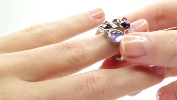 Anillo de joyería con cristales púrpura poniendo en el dedo
 - Metraje, vídeo