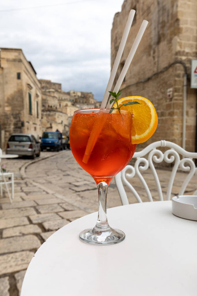 Un refrescante spritz aperol en uno de los cafés en Sassi di Matera, el distrito histórico de Matera, Basilicata. Italia
 - Foto, Imagen