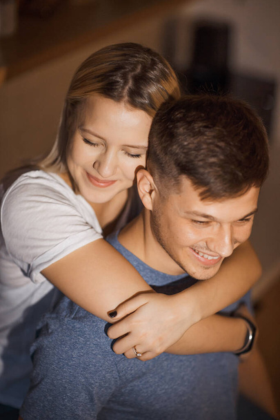 Encantador casal caucasiano abraçando na cozinha passar tempo juntos durante a quarentena
 - Foto, Imagem