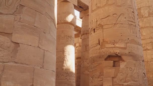 Oszlopok hieroglifákkal a Karnak templomban. Luxor Egyiptom - Felvétel, videó
