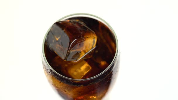 soda en un vaso con fondo blanco hielo
 - Metraje, vídeo