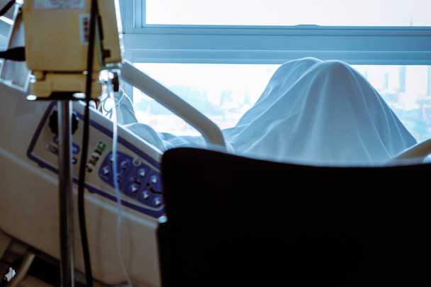 afbeelding van de infusiepomp met oudere patiënten in ziekenhuisbed - Foto, afbeelding