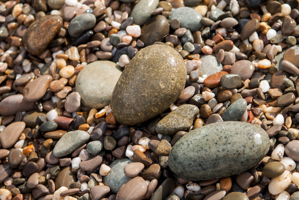 Πέτρες στη θάλασσα με βότσαλα στο παρασκήνιο βράχους παραλία - Φωτογραφία, εικόνα