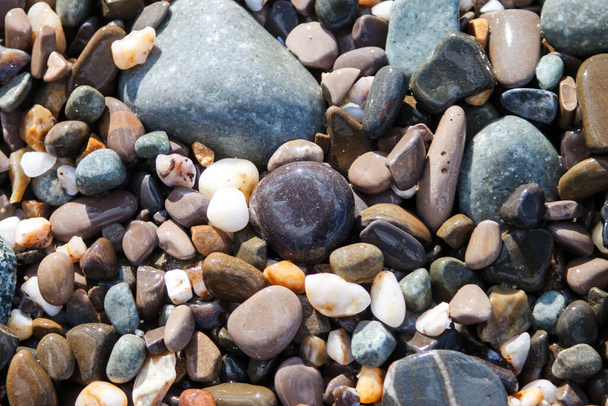 Moře oblázkové kameny na pozadí pláž skály - Fotografie, Obrázek