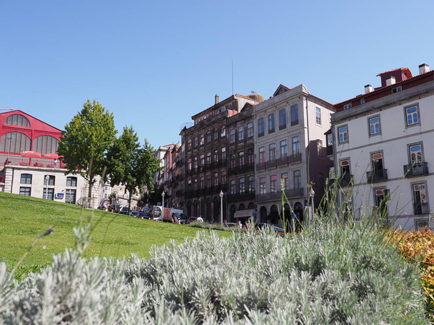 Place colorée Infante D. Henrique dans le quartier historique de la ville européenne de PORTO au Portugal
 - Photo, image