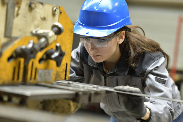 Young apprentice using steelworks machine - Φωτογραφία, εικόνα